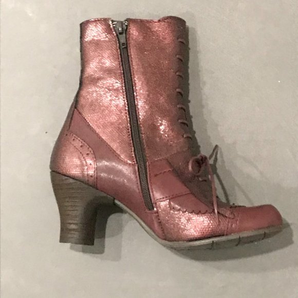 GOLD BUTTON LEATHER HEELED ANKLE BOOT - Picture 4 of 9